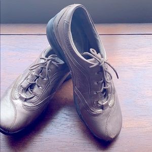 Clarks gold size 9 1/2